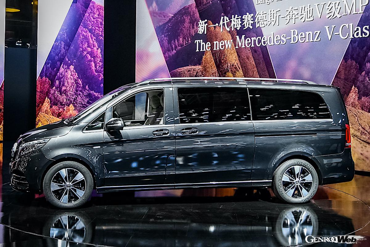 全長5150mmを誇るVクラスのロングボディ仕様。アルファードに対して155mmも長い。