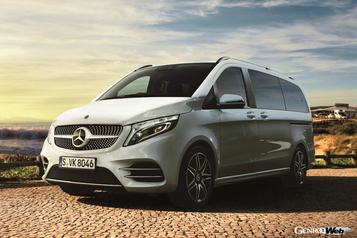 意外と異なるディメンション。全高はあまり変わらず、どちらも迫力満点の1.9mオーバーだが、全長は90mm差でアルファードが長く、全幅は80mm差でVクラスが幅広い。