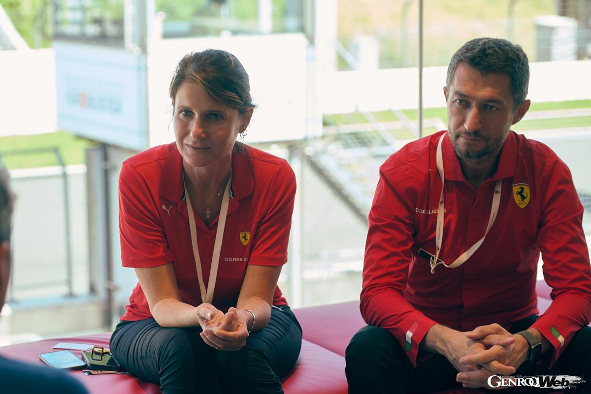 フェラーリチャレンジとコルソ・ピロータを担当するアンドレア・ムラドジチ（右）とXXプログラムとF1クリエンティを担当するフェデリカ・サントロ。