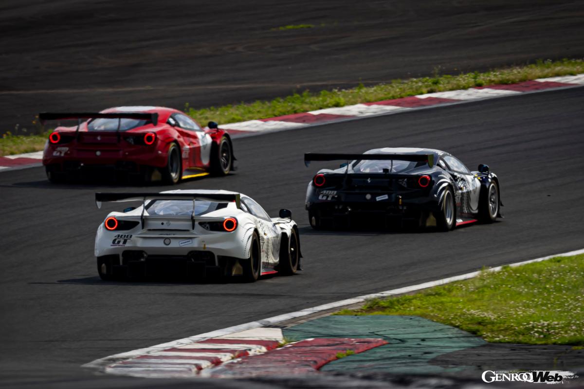 GT3マシンなどの歴代フェラーリのレーシングマシンを、競技ではなく思い切り走らせられるのがクラブコンペティツィオーニGTだ。