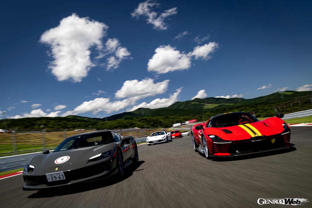 メインストレートでの記念撮影の後、200台のフェラーリが参加したパレードラン。イーコナシリーズ最新作SP3デイトナもその走りを披露した。