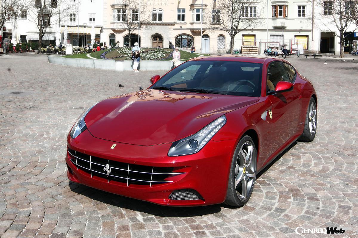 かのエンツォ・フェラーリ御大が4シーター好きだったから、むしろ本流だという解釈もある。