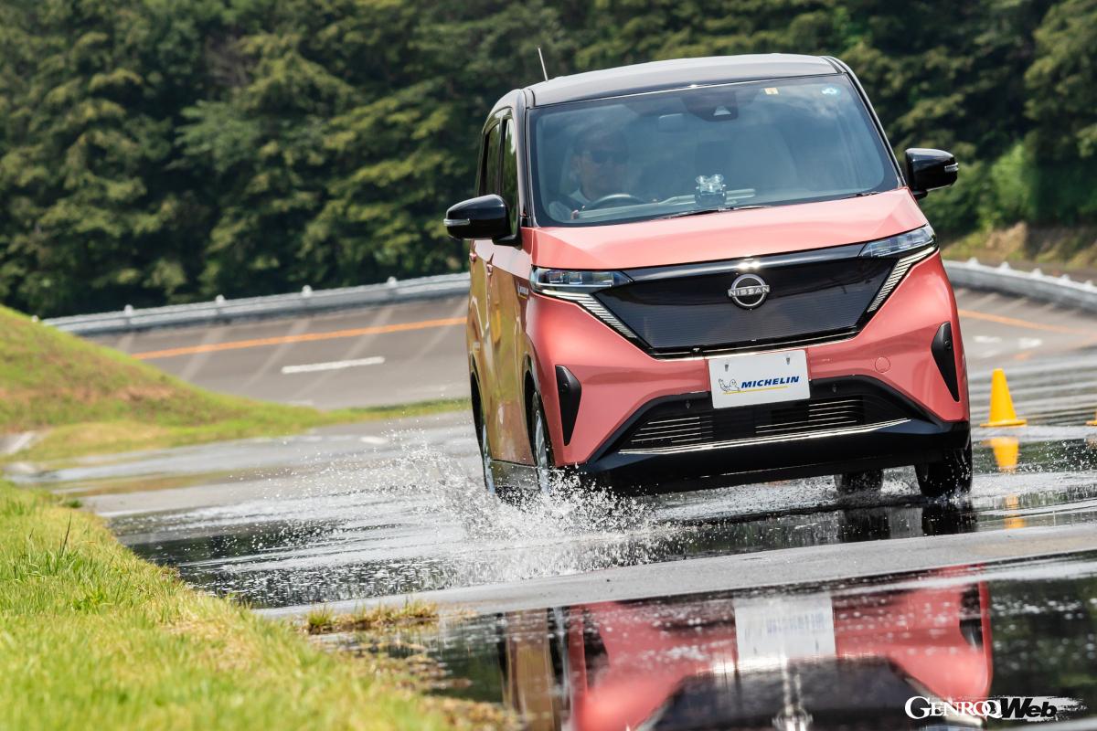 【1】残溝の減った状態でライバルメーカー製タイヤとウエットブレーキ性能を比較すると、制動距離、制動時の安定性などに明確な差があった。【2】スロープから惰性で転がり驚くほどの低転がり抵抗を披露した「eプライマシー」。タイヤの転がり抵抗がエネルギー効率を大きく左右するBEVにうってつけだ。