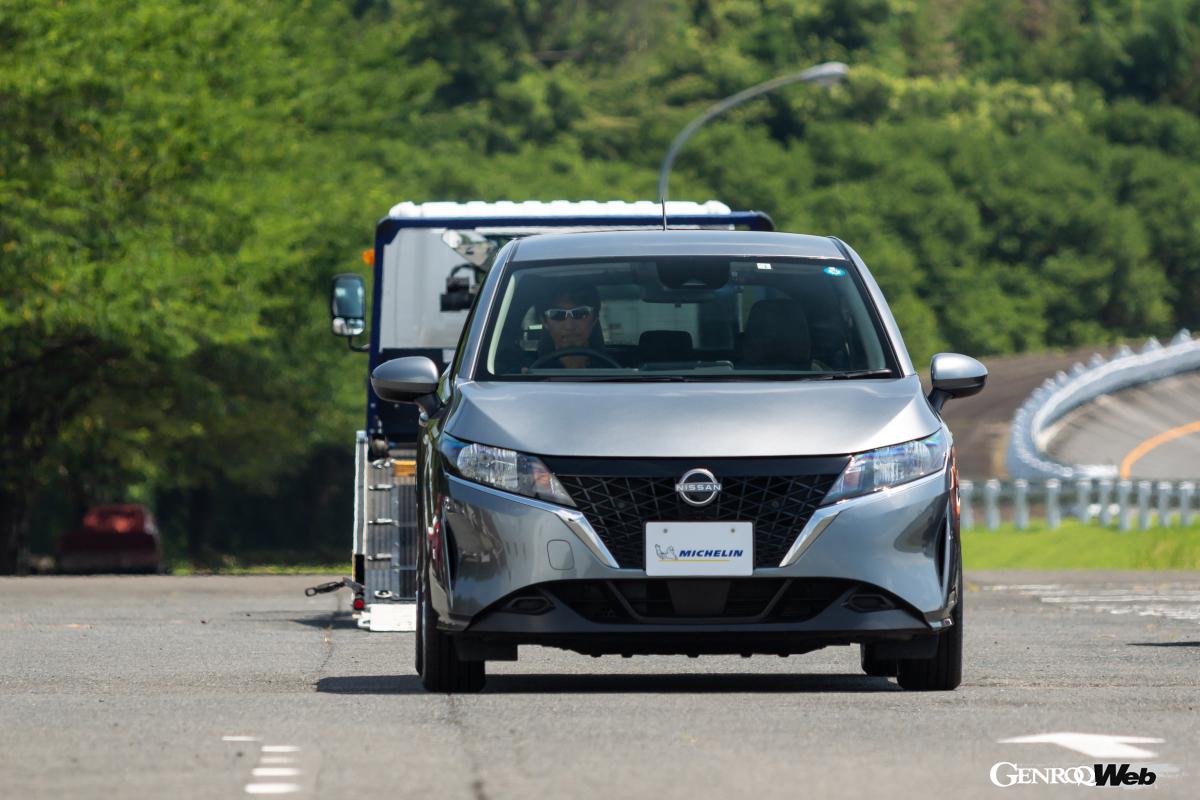 スロープから惰性で転がり驚くほどの低転がり抵抗を披露した「eプライマシー」。タイヤの転がり抵抗がエネルギー効率を大きく左右するBEVにうってつけだ。