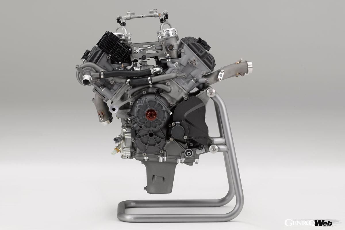 RC213V-Sの排気量999ccでカムギアトレーン採用の水冷4ストロークDOHC4バルブ90度V型4気筒エンジン。公道使用を前提としているため、様々な改修は受けているが各部の材質や精度など、MotoGPマシンの諸元を踏襲。スポーツキットを装着すると215PS以上/13000rpm、12.1kgm以上/10500rpmのパワーとトルクを発揮した（日本の公道仕様では70PS/6000rpm、8.8kgm/5000rpmと控えめ）。余談だがキット装着時の乾燥重量は160kgとMotoGPマシンに迫るものだった。