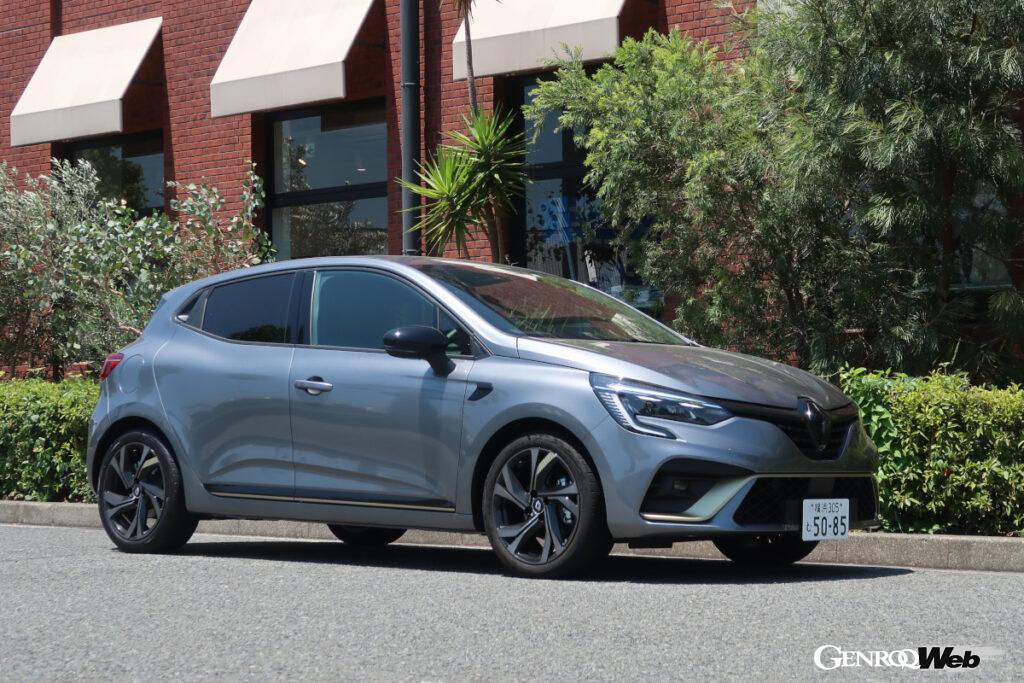 チタンカラーのアクセントがエクステリアとインテリアにあしらわれるルーテシアE-TECHエンジニアード。