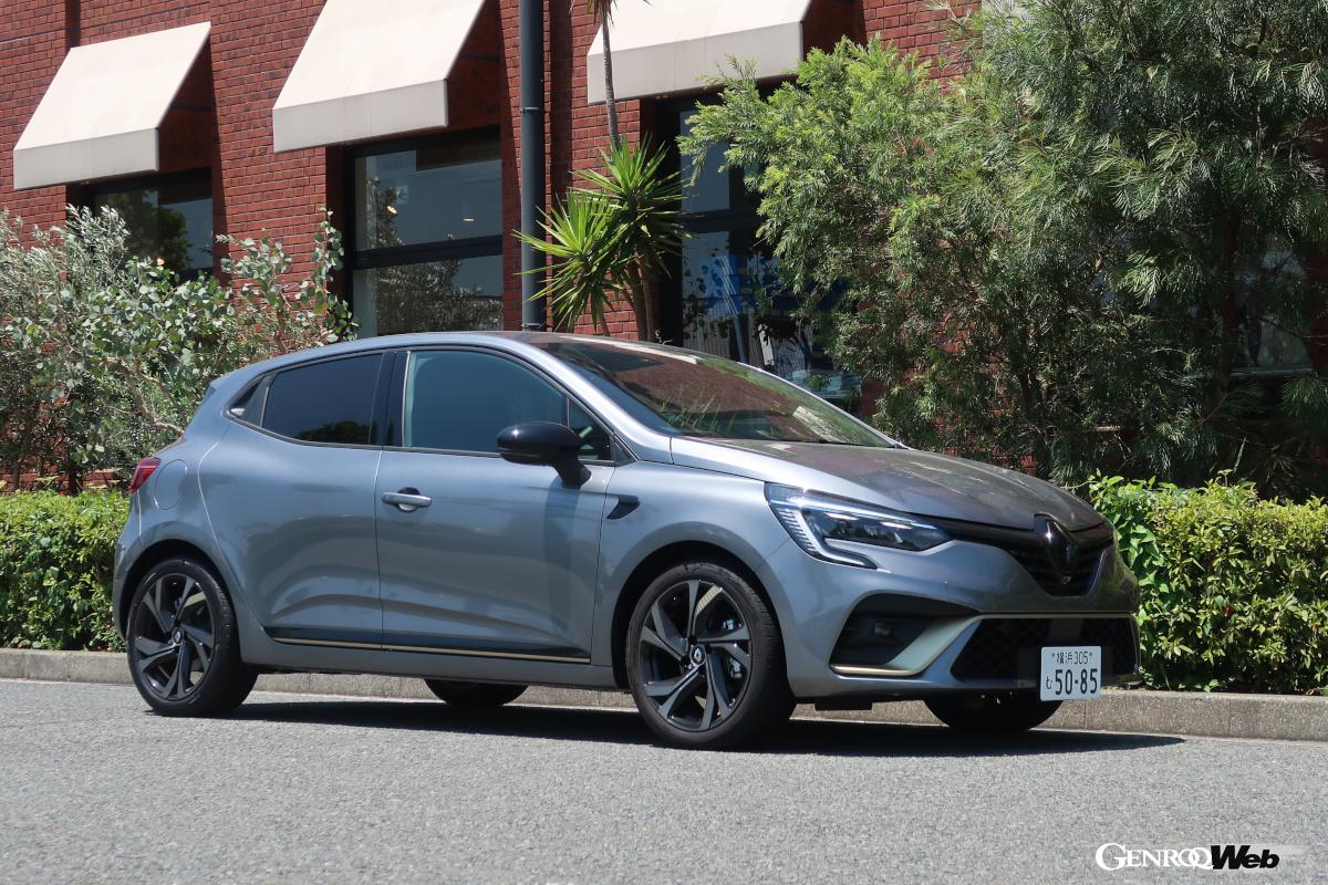 チタンカラーのアクセントがエクステリアとインテリアにあしらわれるルーテシアE-TECHエンジニアード。