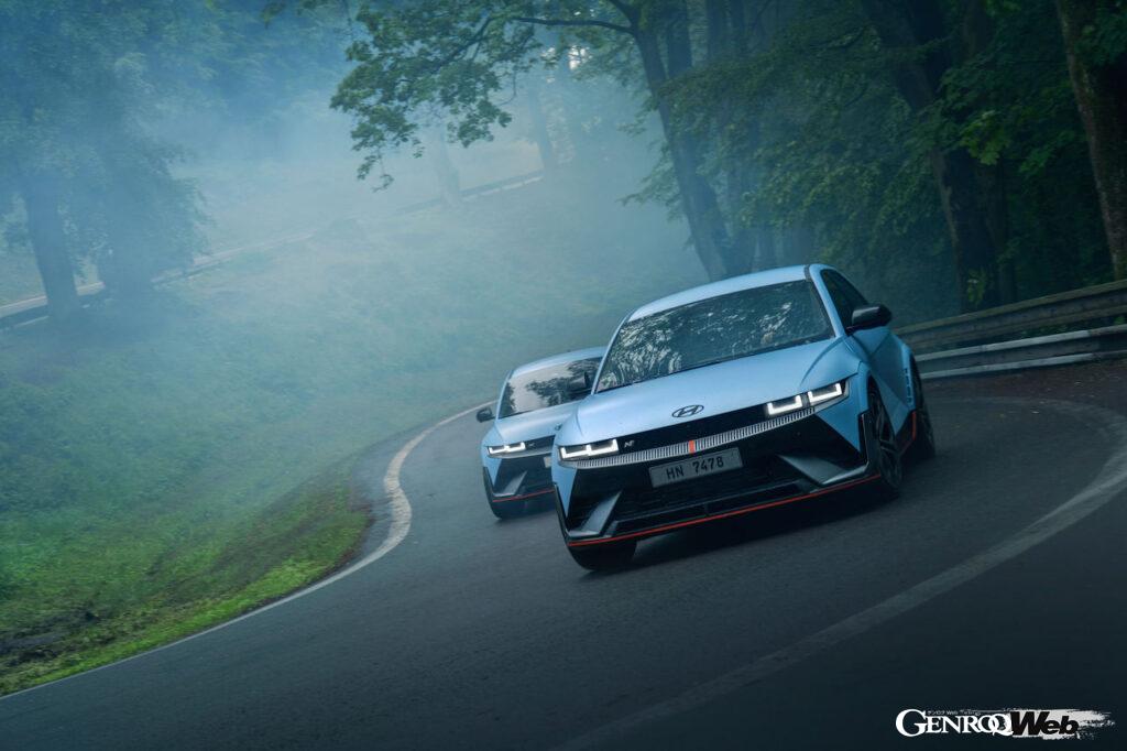 ヒョンデが展開するNブランド初のフル電動パフォーマンスハッチ「アイオニック 5 N」の走行シーン。