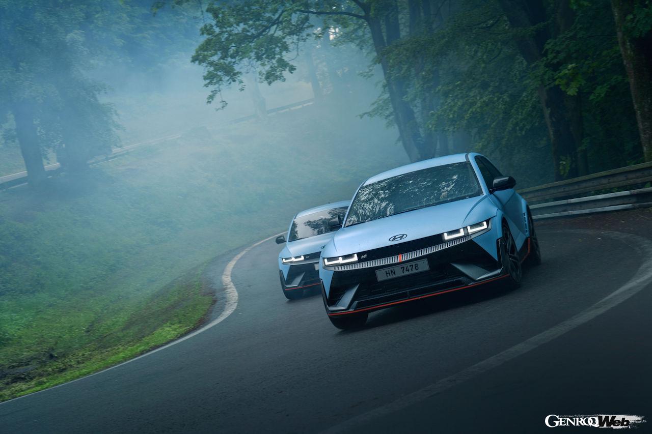 ヒョンデが展開するNブランド初のフル電動パフォーマンスハッチ「アイオニック 5 N」の走行シーン。