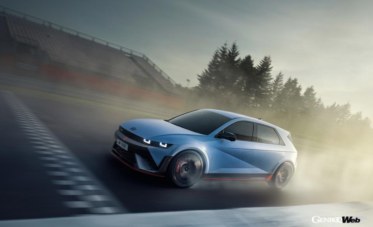 ヒョンデが展開するNブランド初のフル電動パフォーマンスハッチ「アイオニック 5 N」の走行シーン。