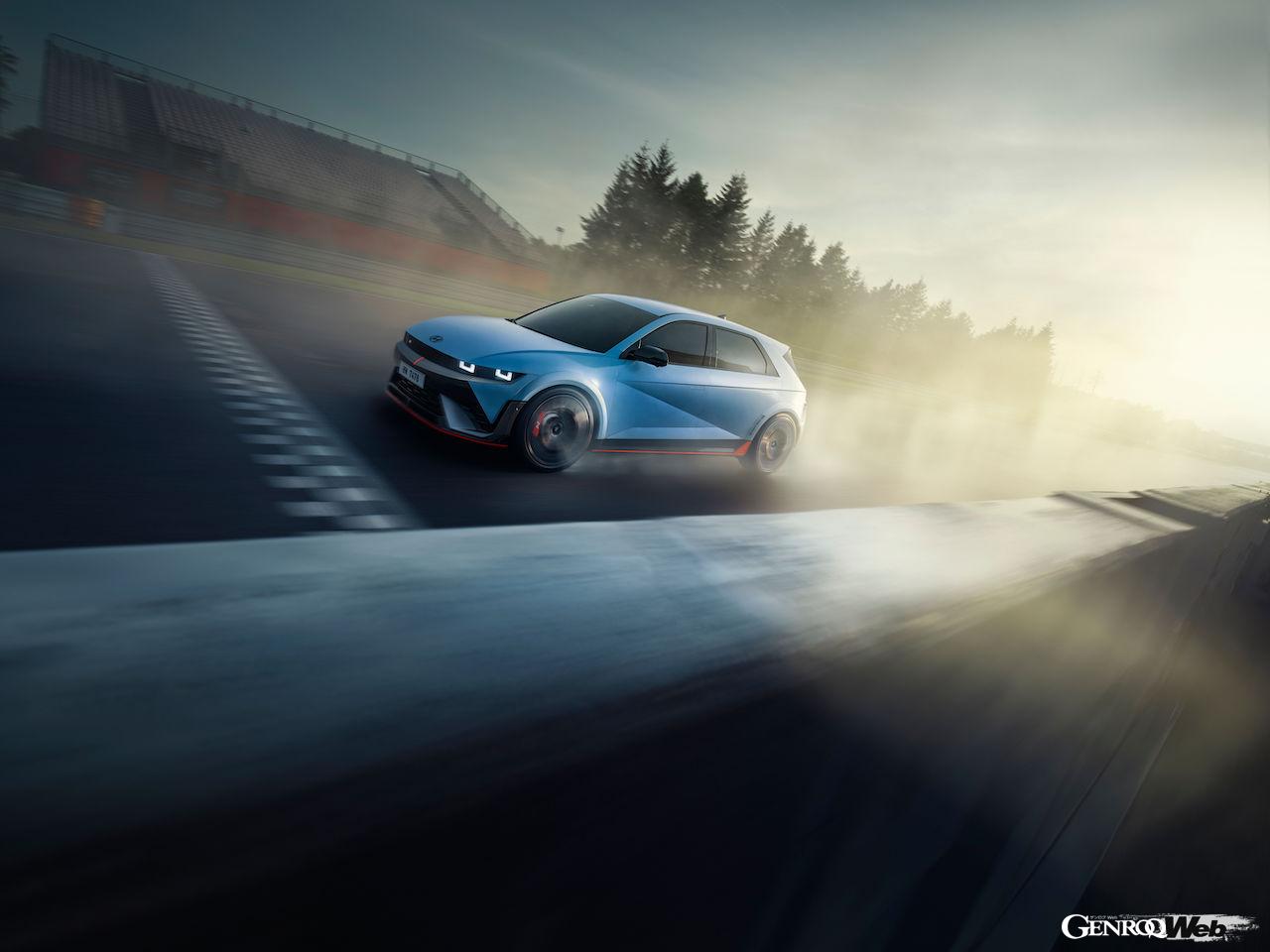 ヒョンデが展開するNブランド初のフル電動パフォーマンスハッチ「アイオニック 5 N」の走行シーン。