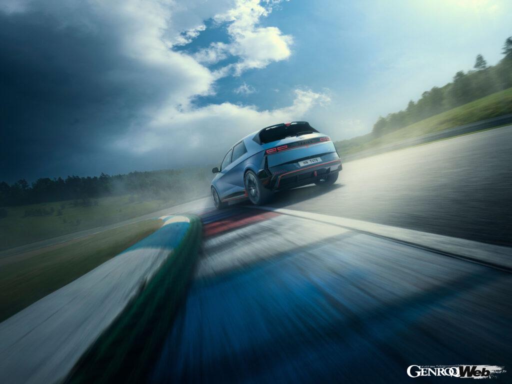 ヒョンデが展開するNブランド初のフル電動パフォーマンスハッチ「アイオニック 5 N」の走行シーン。