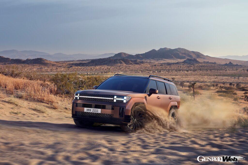 ヒョンデの新型ミドルサイズSUV「サンタフェ」の走行シーン。