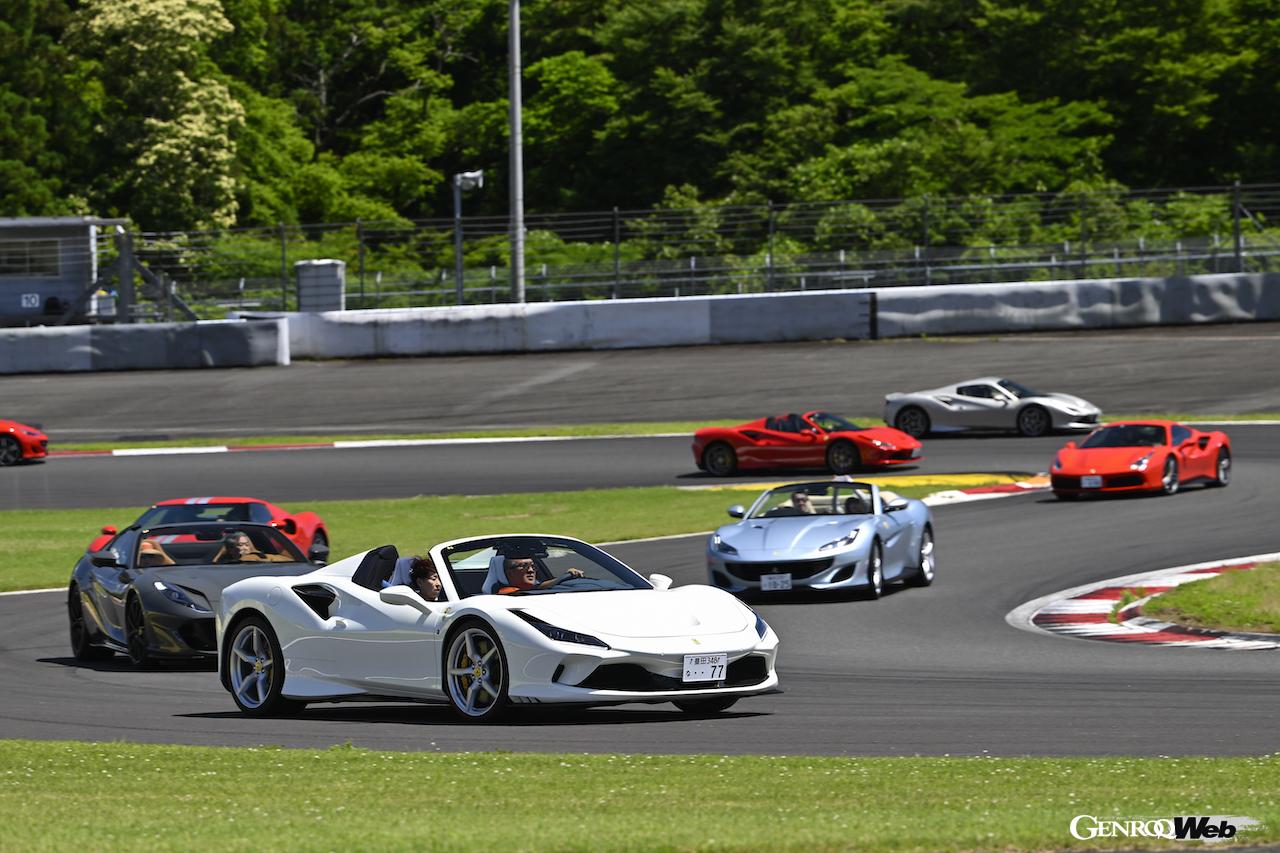 参加したフェラーリ・オーナーによるストレートでの記念撮影と、パレードランも実施された。