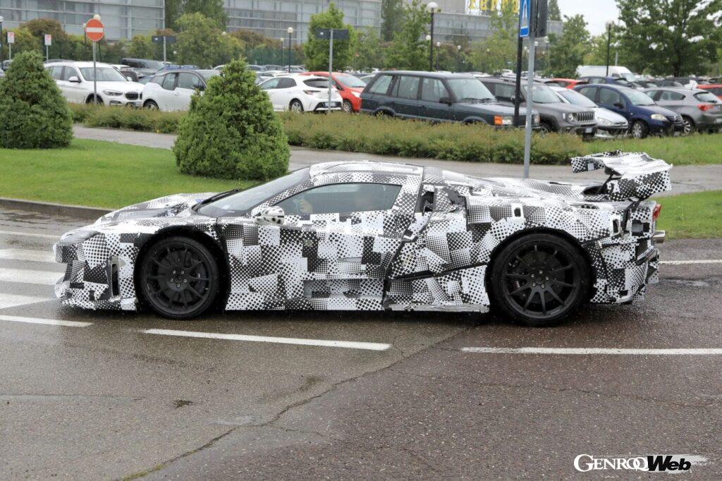 ルーフライン上に切り込まれたドアの造形は、レーシングカーを思わせる美しさを演出しているかのようだ。