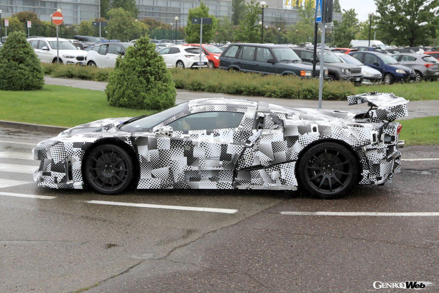 ルーフライン上に切り込まれたドアの造形は、レーシングカーを思わせる美しさを演出しているかのようだ。