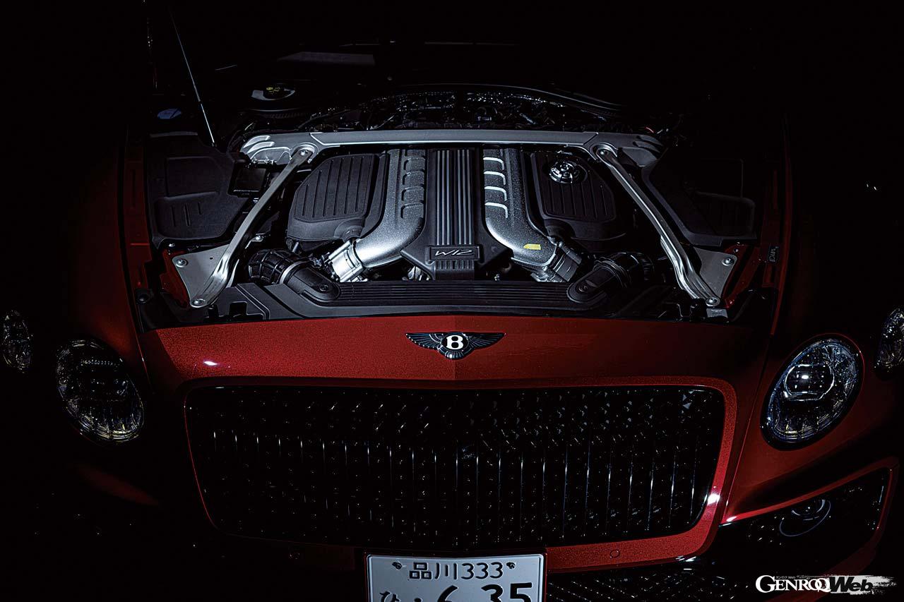 コンパクト設計とはいえ、12気筒エンジンはフライングスパーのエンジンルームいっぱいになる。900Nmのトルクをわずか1500rpmで発揮する。