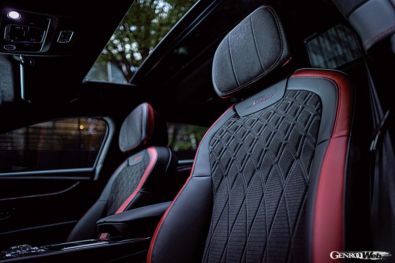 ダイヤモンドキルトが施されたシートにはSpeedのロゴが刺しゅうされる。リヤシートは流石の広さで、SUVとはまた違った落ち着いた雰囲気に満たされる。ドア内張りの立体的な造形も美しい。
