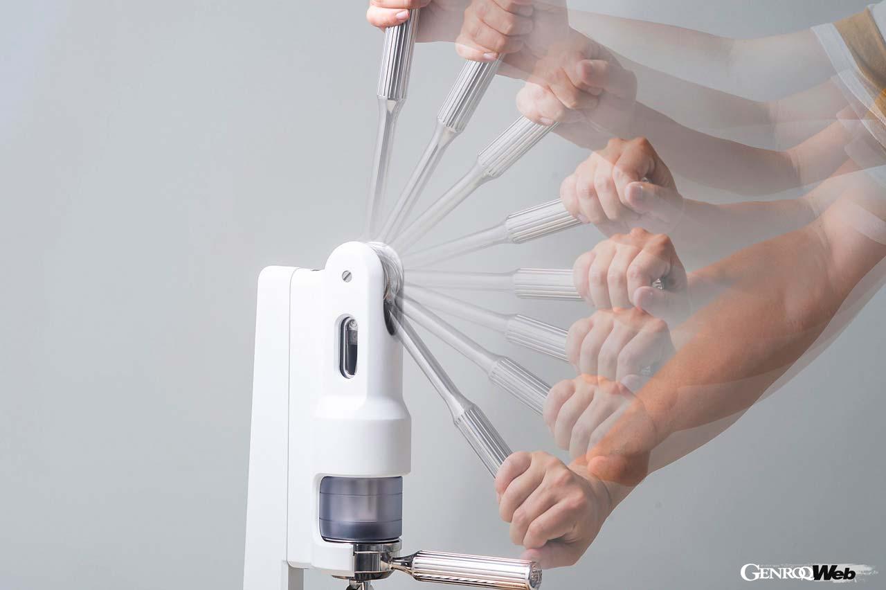 約25〜30秒間にレバーをゆっくりと確実に6回押し下げる。1回のレバーの上げ下ろし時に最適な圧力（9気圧）になるよう調整されているため、それほどの力は必要としない。