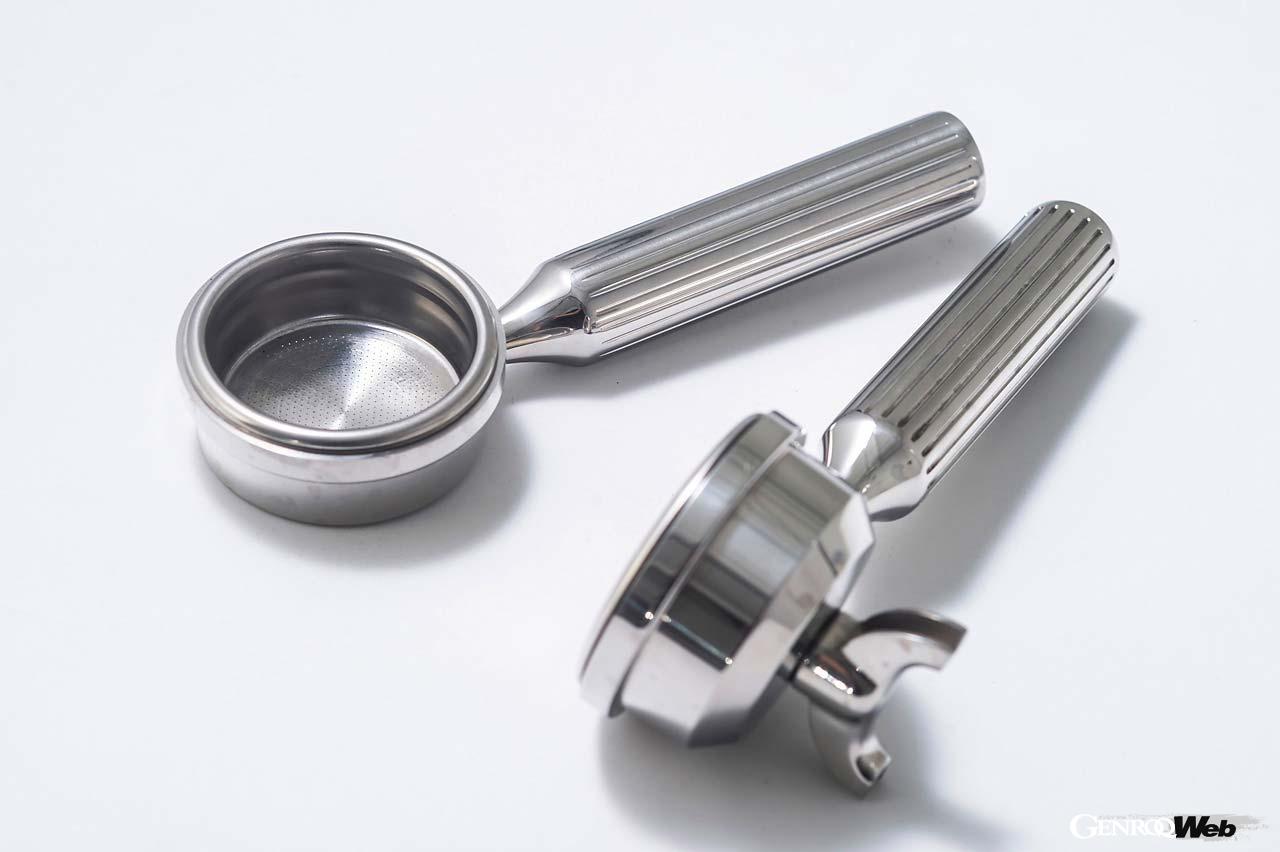 ポルタフィルターは2口抽出タイプ（写真）とおひとり用のボトムレスタイプ（追加オプション）の2タイプが用意される。用途に合わせて使い分けたい。