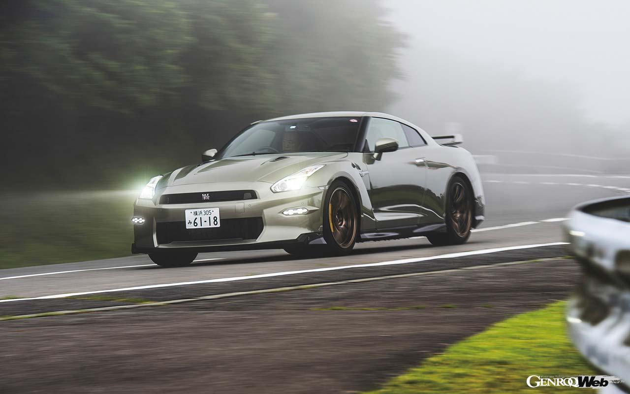 コクピット中央の8インチワイドディスプレイはブースト圧、エンジン油温、ドライビング履歴を表示させることができる。