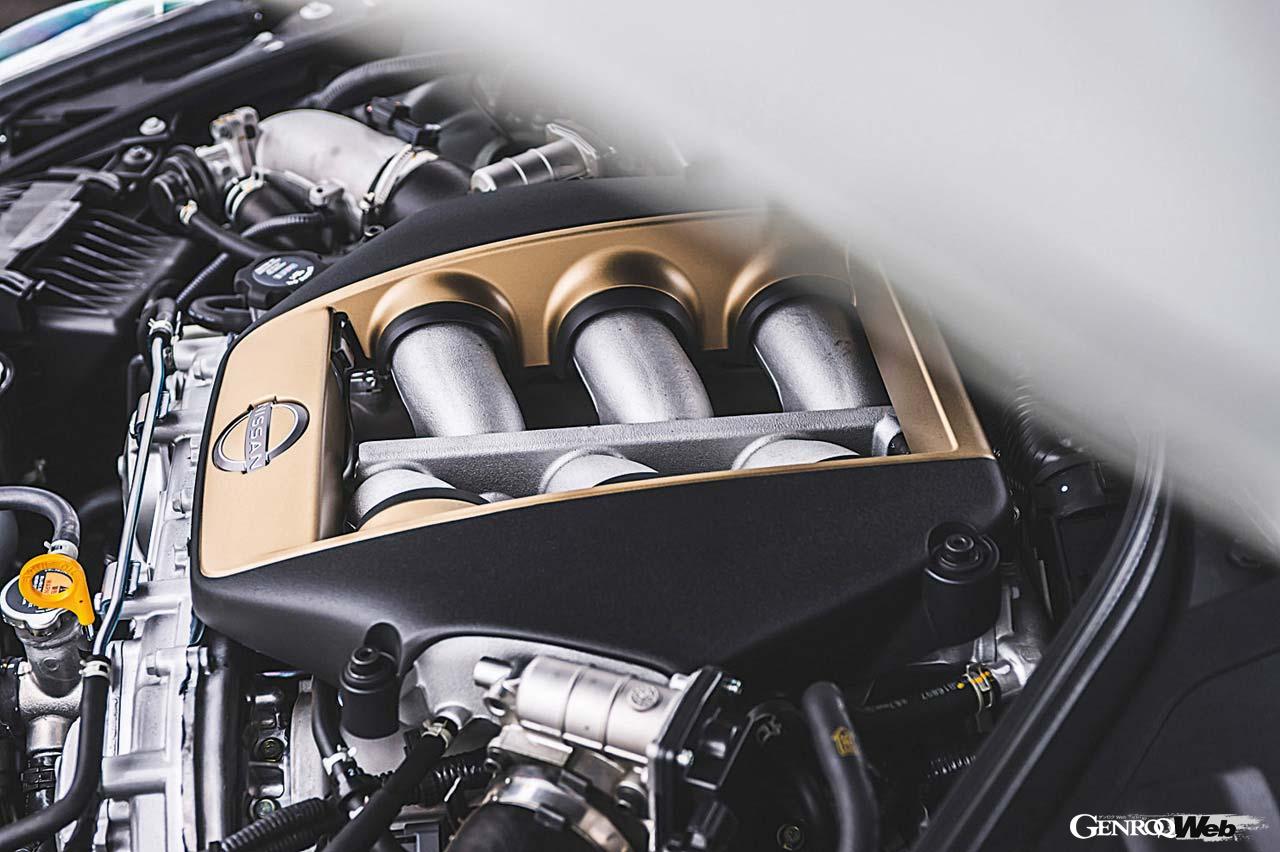 熟成を重ねたVR38DETTエンジンは570PS/637Nmのアウトプットを実現。Tスペックはブロンズカラーの鍛造ホイールとカーボンセラミックブレーキを採用している。