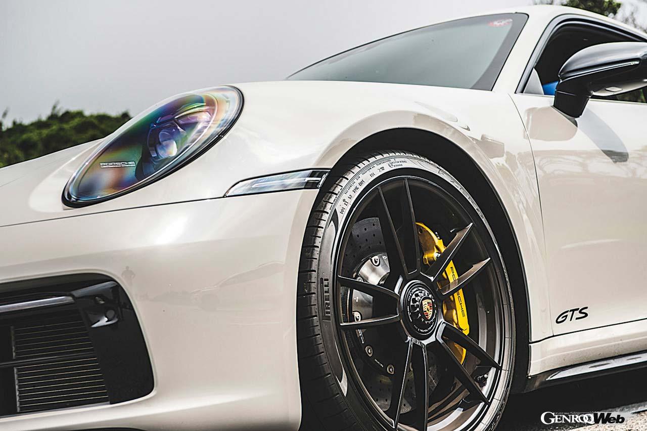 フロント245/35ZR20、リヤ305/30ZR21サイズのピレリPゼロを標準装備する。ブレーキはあいも変わらず素晴らしいタッチだ。