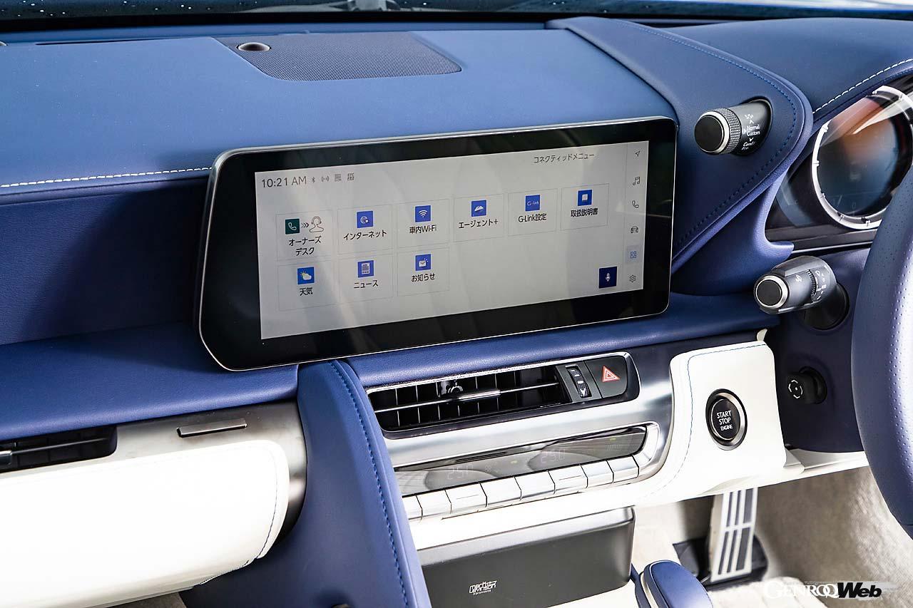 センターのディスプレイは12.3インチに大型化。それに伴って左横にあったアナログ時計は姿を消した。