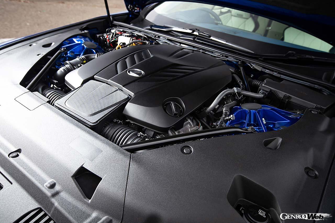 500が搭載する5.0リッターV8は乗り手の意のままに盛り上がるパワーとトルク、そしてエンジンサウンドが魅力。