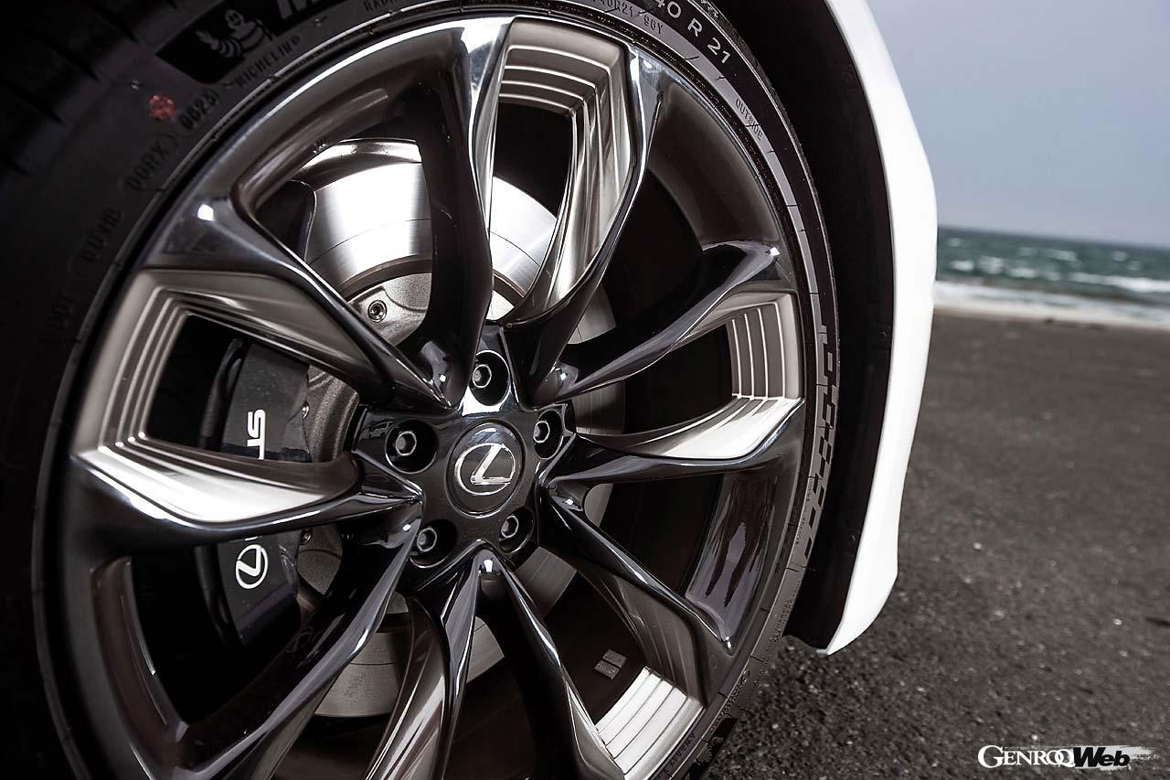 ホイール固定には新たにボルトナットを採用。より確実で強固な締め付けを可能にしている。