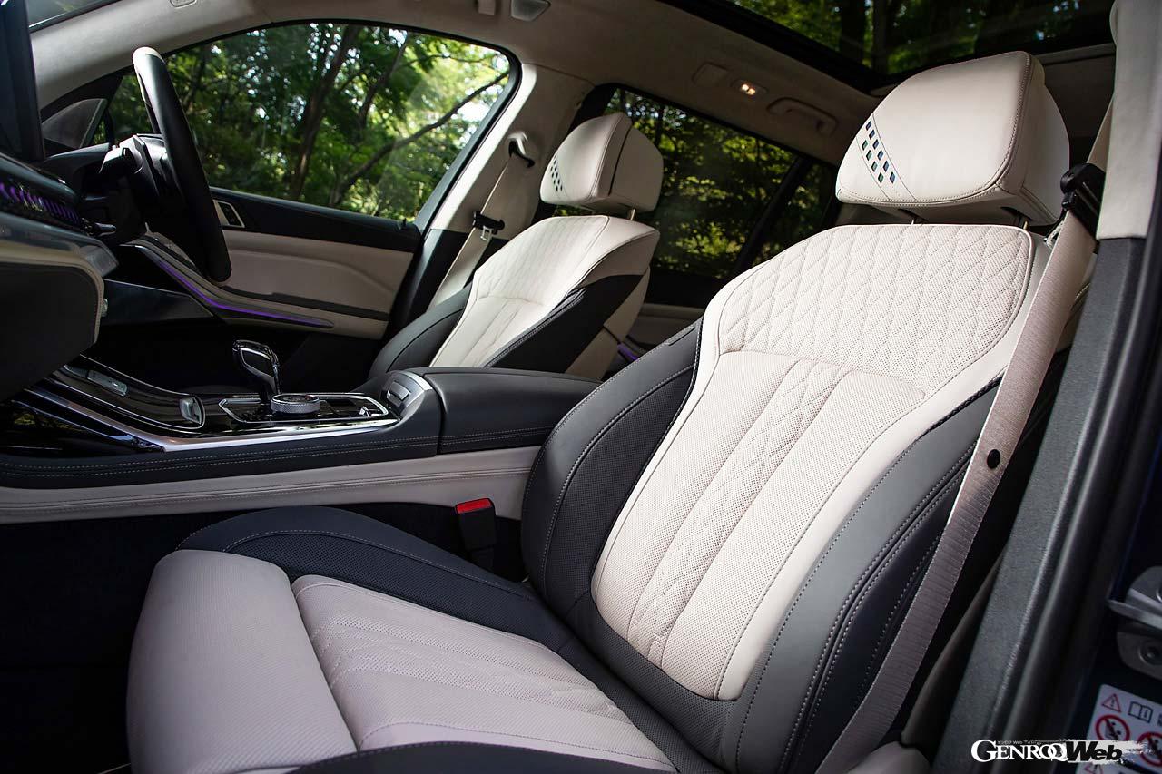 3列目までしっかりラバリナレザーが採用されたXB7のシート。大人も乗れる3列目の格納／展開は電動で行える。