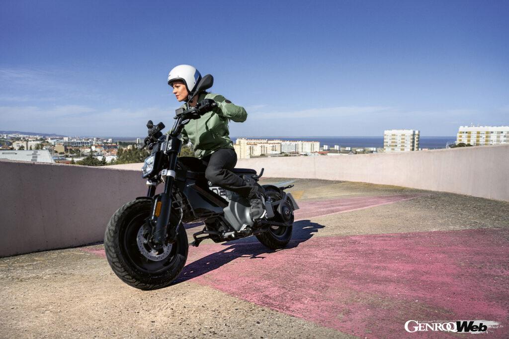 BMWモトラッドの都市型eパークアラー「BMW CE 02」の走行シーン。