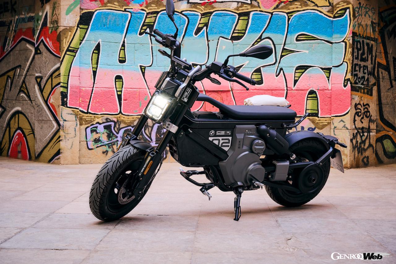 BMWモトラッドの都市型eパークアラー「BMW CE 02」のエクステリア。