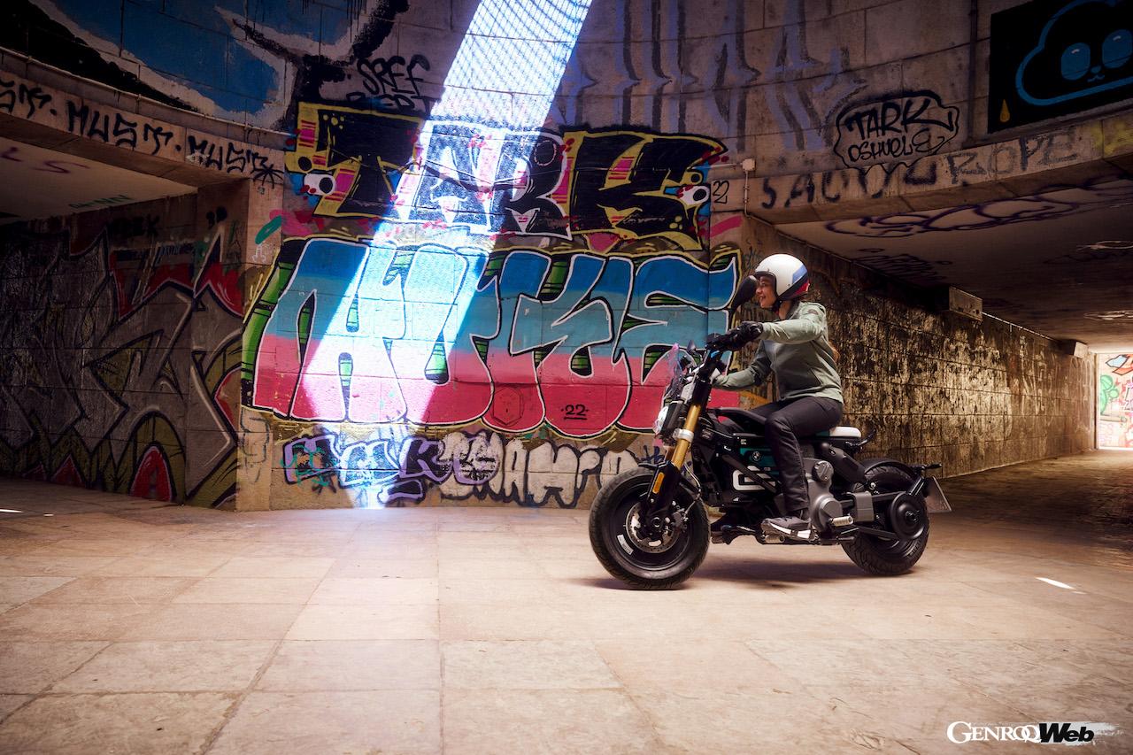 BMWモトラッドの都市型eパークアラー「BMW CE 02」のエクステリア。