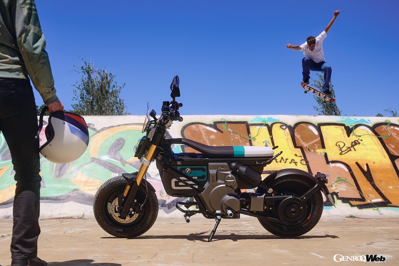 BMWモトラッドの都市型eパークアラー「BMW CE 02」のエクステリア。