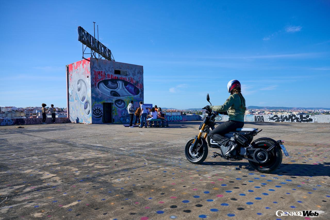 BMWモトラッドの都市型eパークアラー「BMW CE 02」のエクステリア。