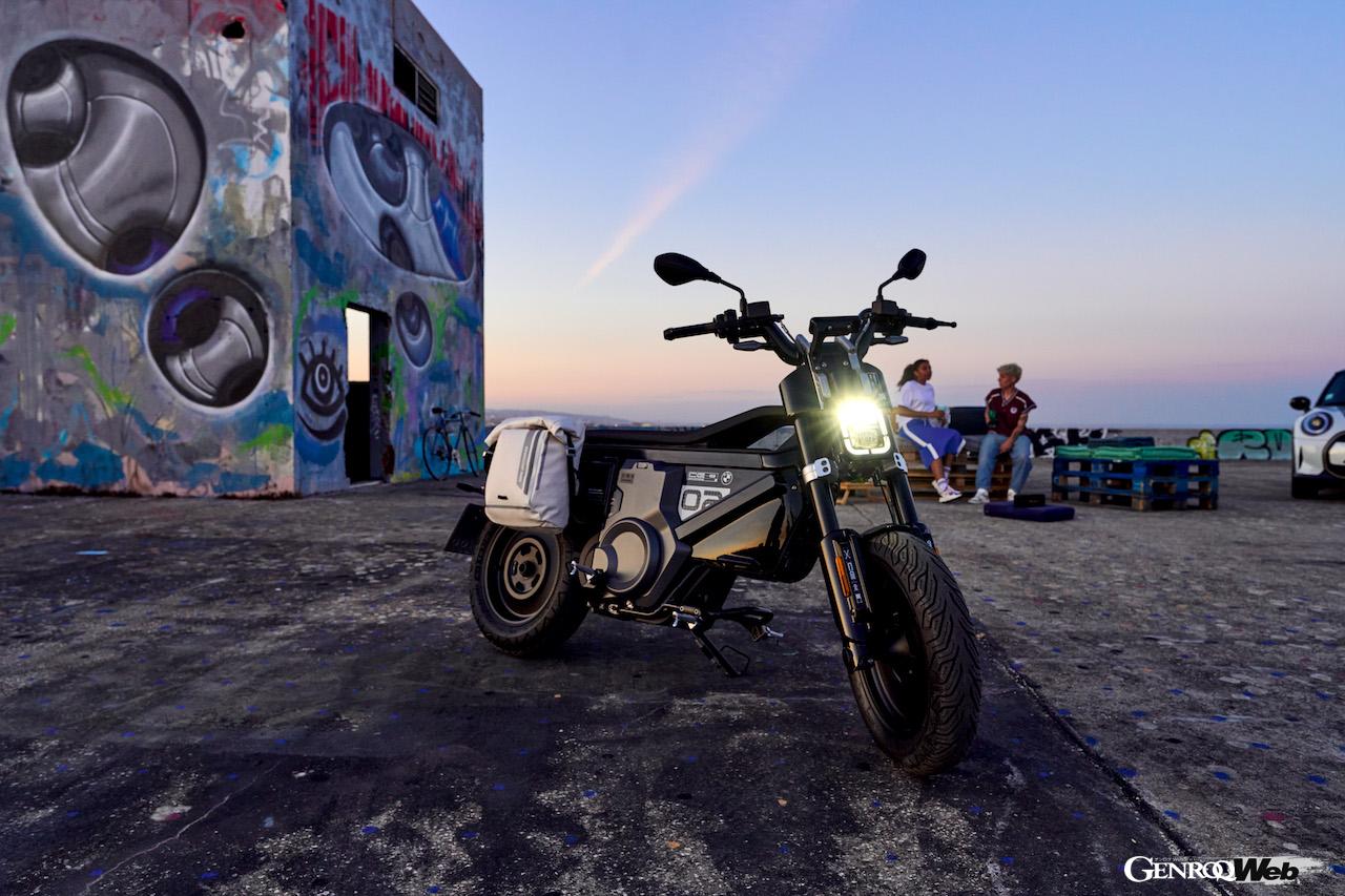 BMWモトラッドの都市型eパークアラー「BMW CE 02」のエクステリア。