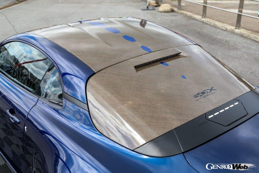 ルーフやリヤウインドウなどにも麻が使用されているA110 E-エテルニテ。