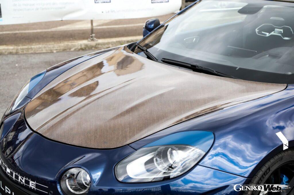 カーボンファイバーに比べ20％重くなるというリネン製のパーツ。アルピーヌは、コンポジットに関するノウハウを活用してトータルでの軽量化を目指すという。