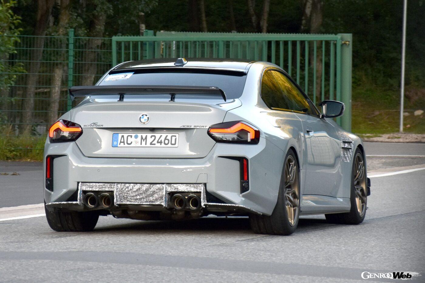 500馬力近いパワーを発揮する6気筒エンジンのサウンドを伝える4本出しのACモノグラム・スポーツ・エキゾースト。