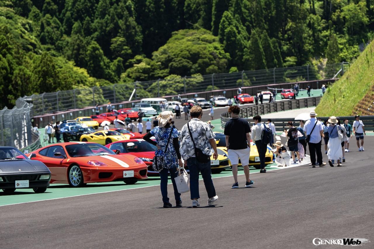 「THE MAGARIGAWA CLUB」のオープニングイベント、「房巛走巛祭 -BO SO SAI-」に集まった500台の貴重な車両たち。