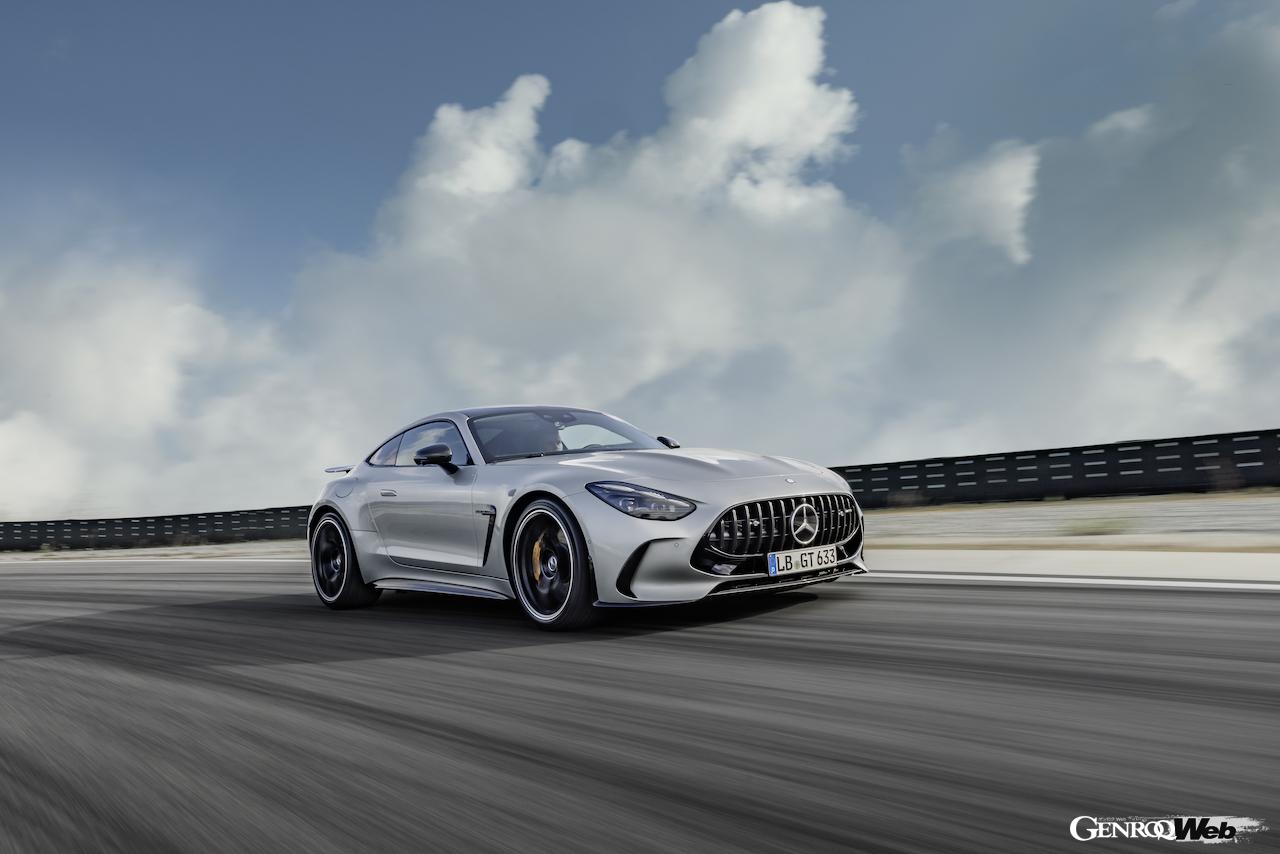 新型「メルセデスAMG GT クーペ」の走行シーン。