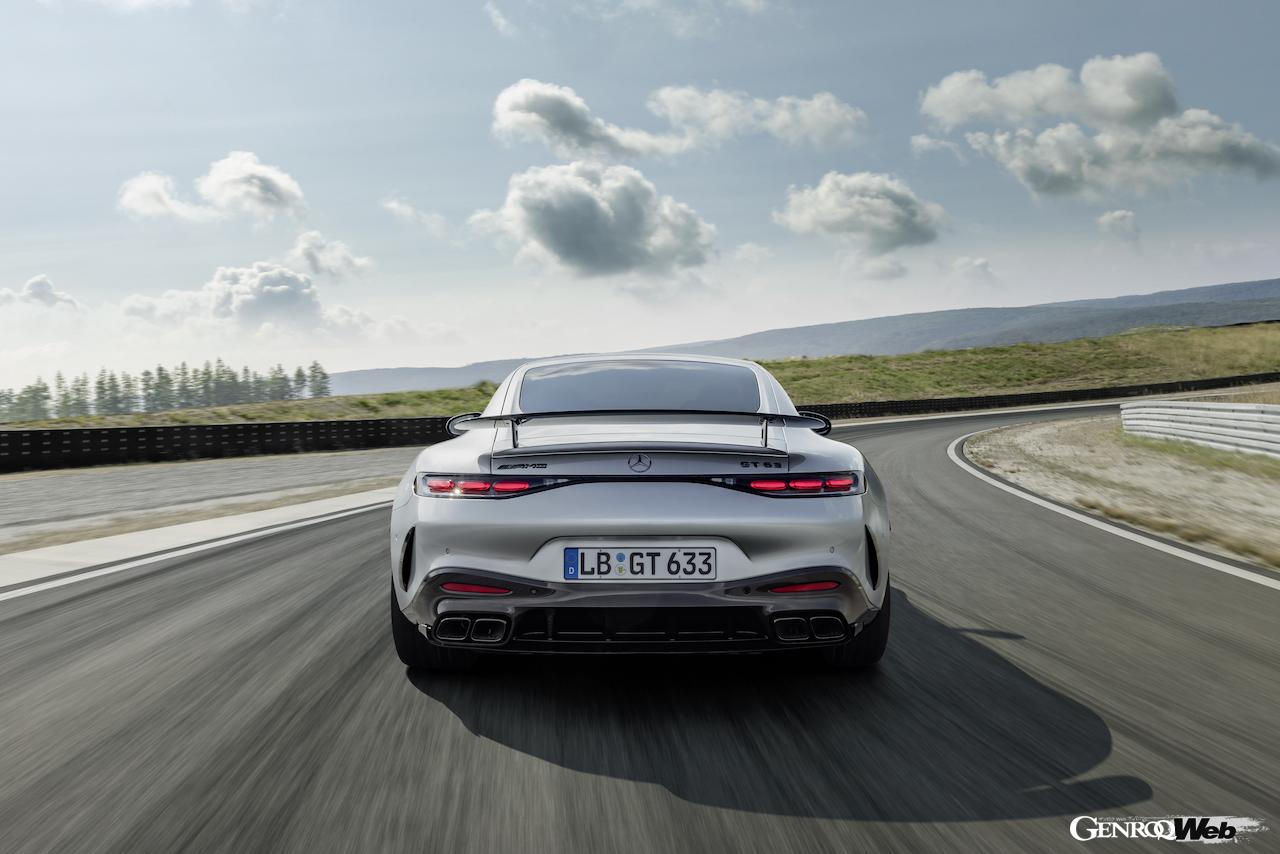 新型「メルセデスAMG GT クーペ」の走行シーン。