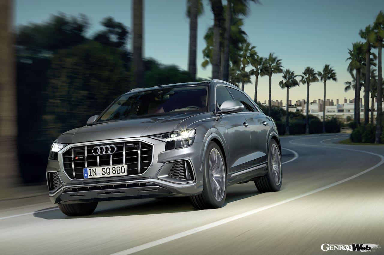 2023年秋から日本導入が開始される「アウディ SQ8」の走行シーン。