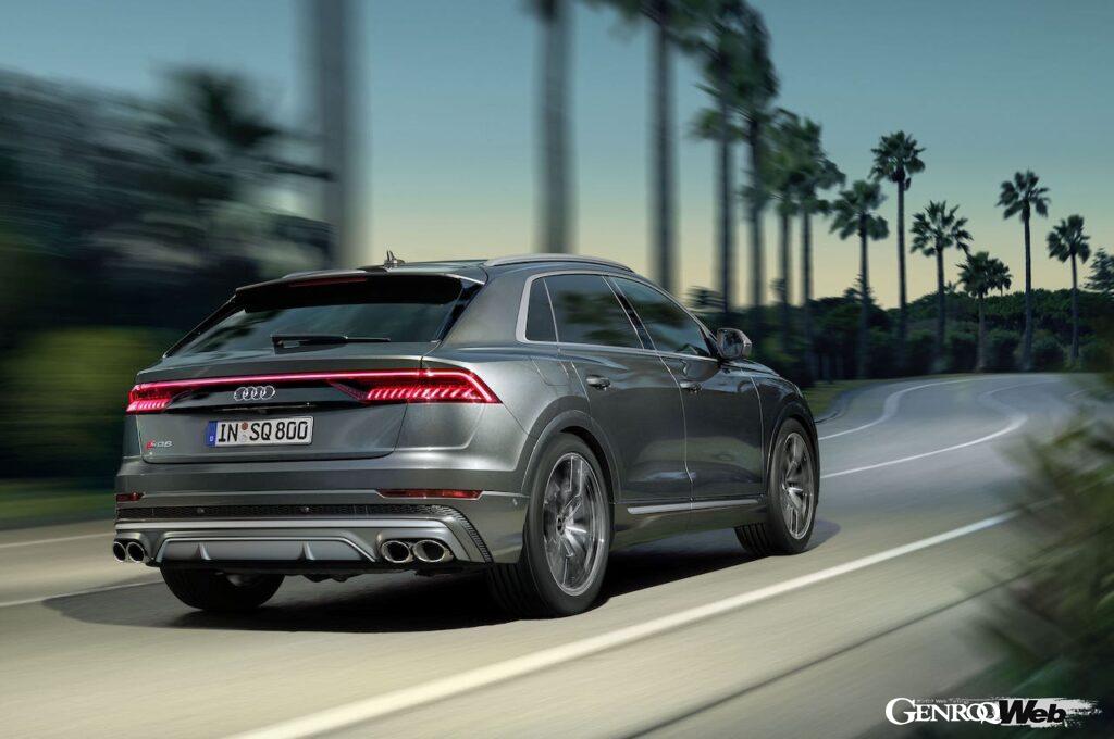 2023年秋から日本導入が開始される「アウディ SQ8」の走行シーン。