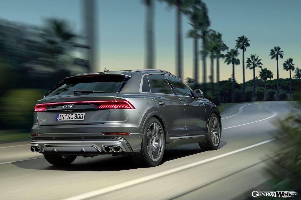 2023年秋から日本導入が開始される「アウディ SQ8」の走行シーン。