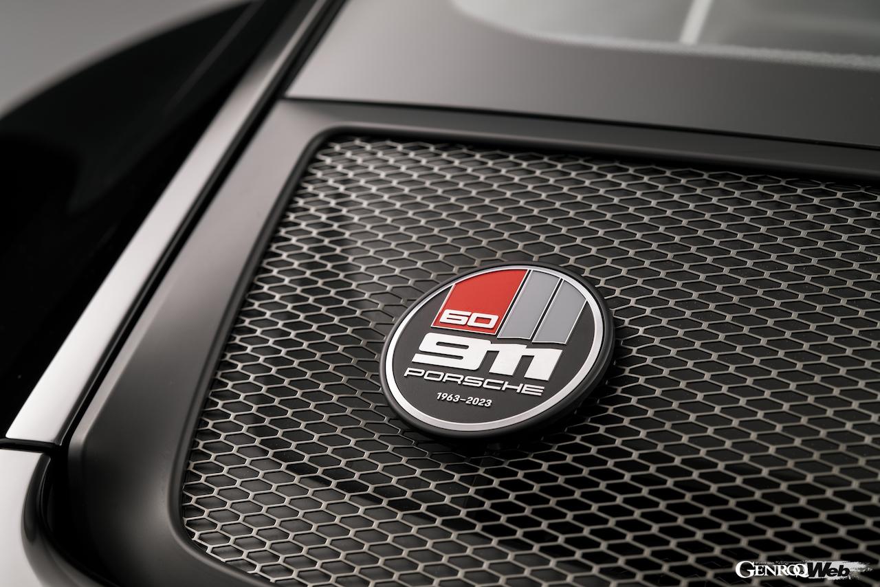 911誕生60周年記念スペシャルエディション「ポルシェ911 S/T」の60周年記念バッジ。