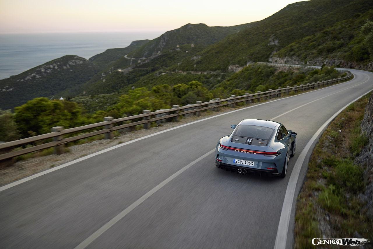 911誕生60周年記念スペシャルエディション「ポルシェ911 S/T」の走行シーン。