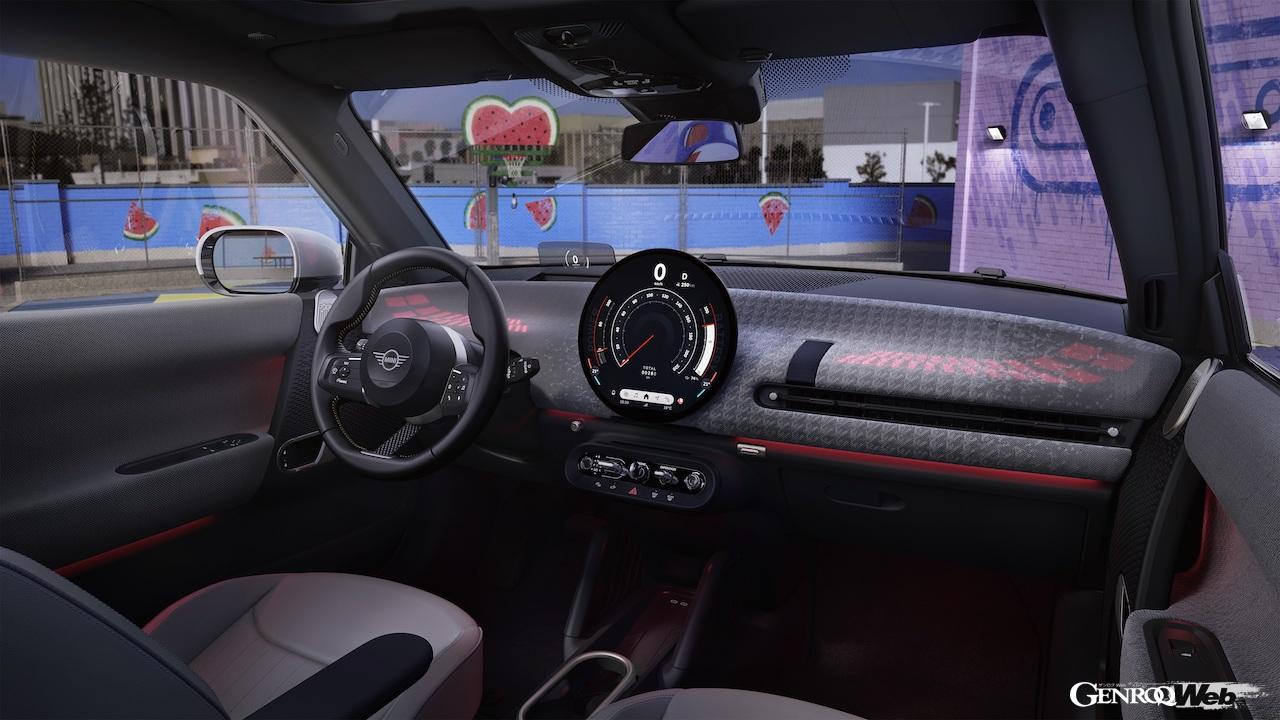新型「MINI カントリーマン」と「MINI 3ドア／5ドア」から導入される、丸型ディスプレイ中心の「MINIインタラクション・ユニット」。