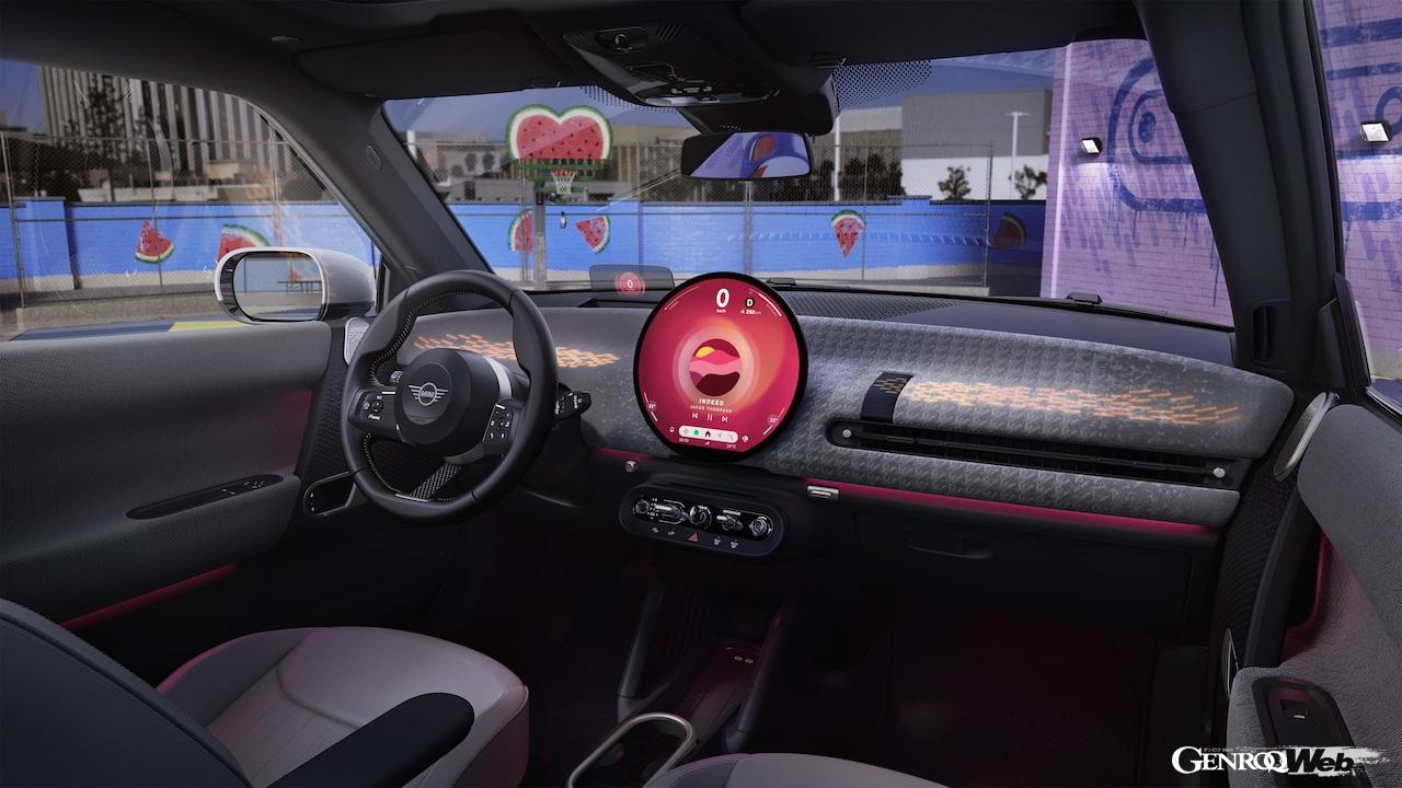 新型「MINI カントリーマン」と「MINI 3ドア／5ドア」から導入される、丸型ディスプレイ中心の「MINIインタラクション・ユニット」。
